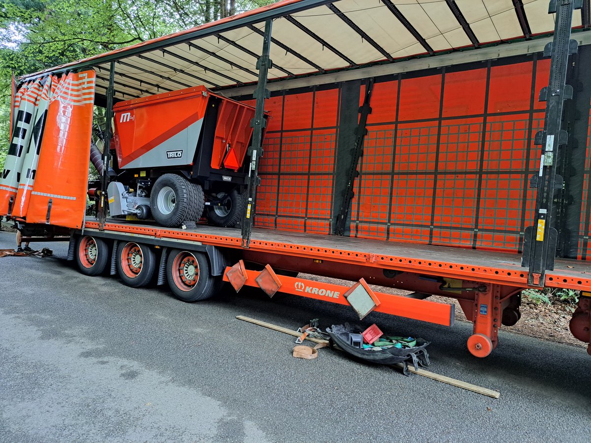 GjrLtd's tweet photo. Early start to the day, taking delivery of a New TRILO Vacuum sweeper M4. And back to base to be PDI ready to be delivered to its new home next week.
#vanmacltd
also Thanks to P.H.Ellis &amp; Son Hay, Straw &amp; Haylage for the loan of the ramps, did a fantastic job! https://t.co/MPRAtoYQ9w