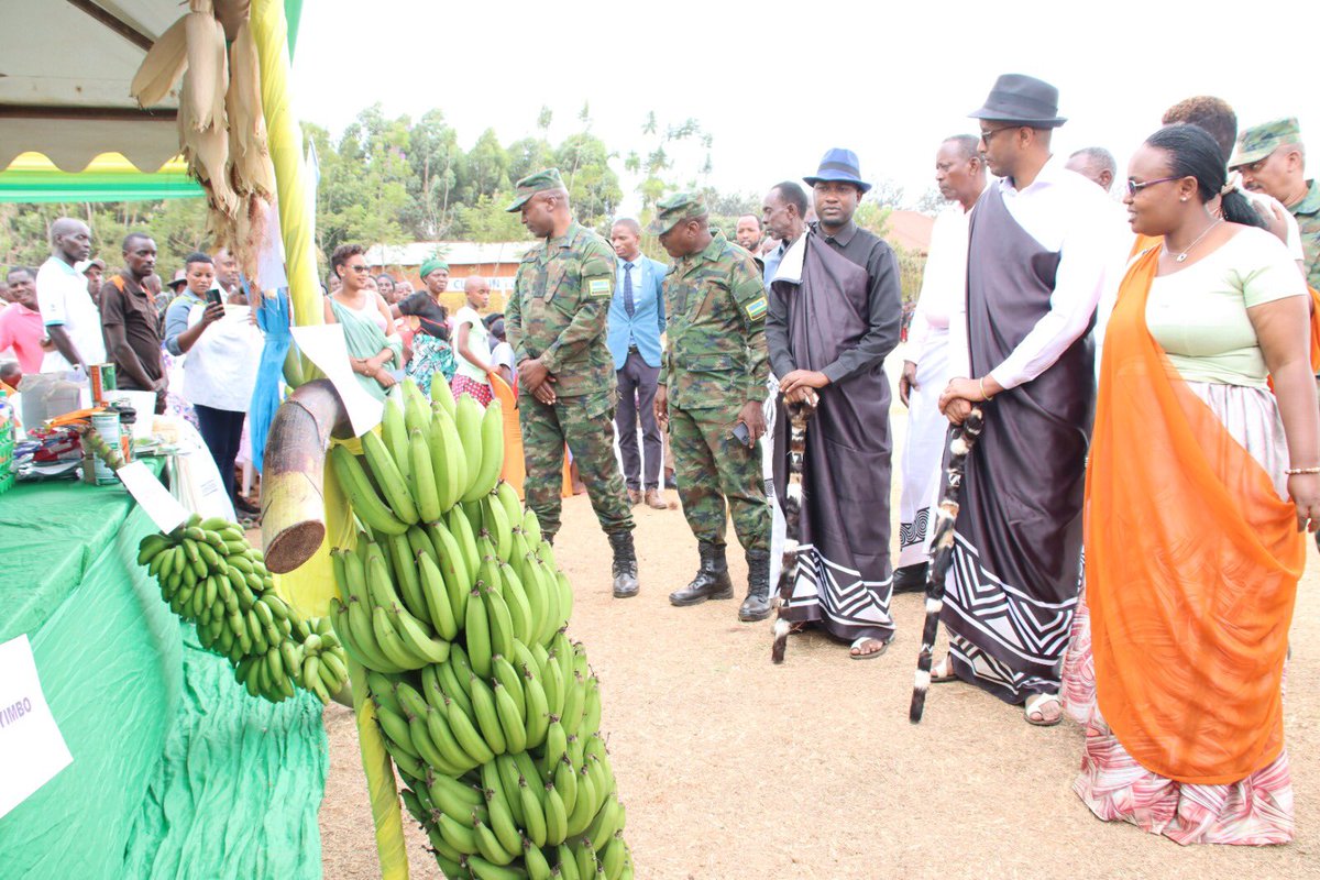 RwandaEast's tweet photo. Hirya no hino mu turere tugize iyi Ntara hizihirijwe umunsi w’Umuganura, ku nsanganyamatsiko igira iti: "Umuganura, isôoko y'ubumwe n'ishingiro ryo kudaheranwa". 

Uyu umunsi waranzwe no gusangira, kuremerana no kwishimira ibyo bejeje, hanafatwa ingamba zo kongera umusaruro. https://t.co/mCIiFjLAMJ