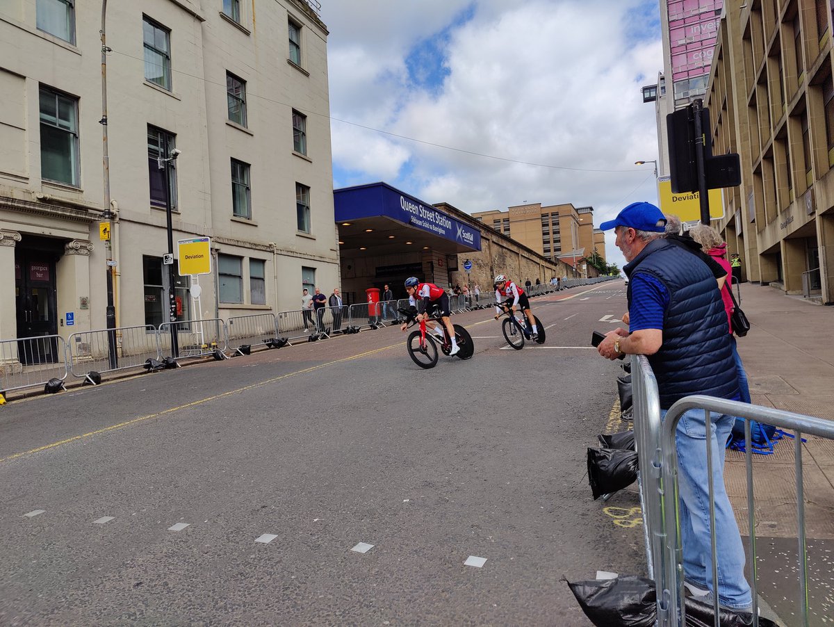 StevenKrucker's tweet photo. Die Streckebesichtigung in #Glasgow2023 läuft. Der Rundkurs in der Stadt hat es in sich - viele enge Kurven erwarten die AthletInnen. Und flach ist es ebenfalls selten. @swisscycling @srfsport #srfrad https://t.co/2lx0WCavJq