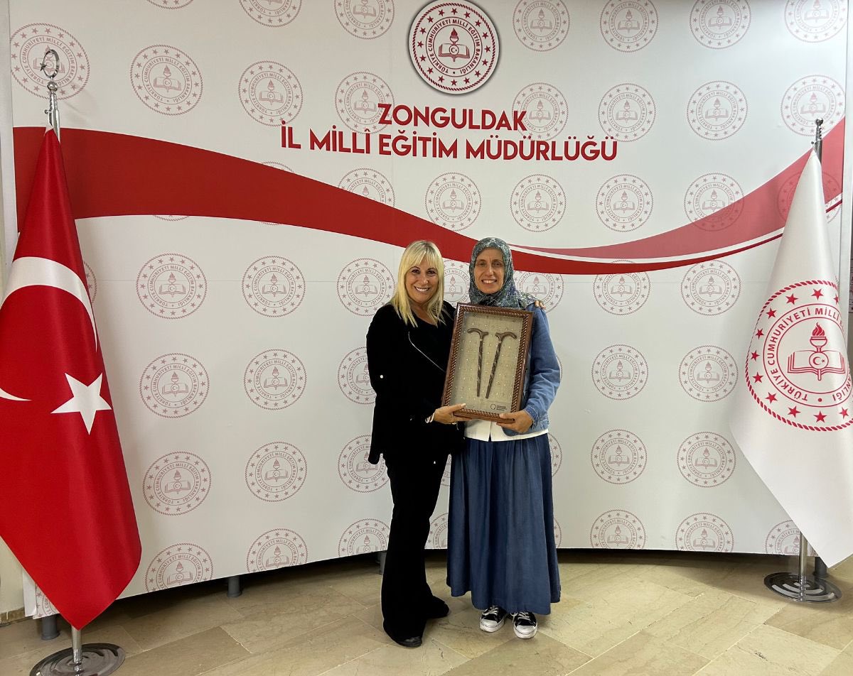 Zonguldak Olgunlaşma Enstitüsü Müdürü Şennur Günay, kültürel mirasımızın bir sembolü olan Devrek Bastonu’nun minyatürünü içeren çalışmayı, İl Müdürümüz Züleyha Aldoğan’a takdim etti. 

Nazik ziyaretleri için teşekkür ederiz.