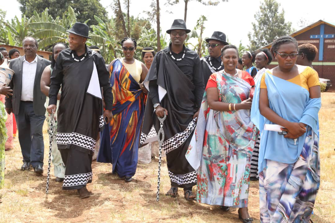 RwandaEast's tweet photo. Hirya no hino mu turere tugize iyi Ntara hizihirijwe umunsi w’Umuganura, ku nsanganyamatsiko igira iti: "Umuganura, isôoko y'ubumwe n'ishingiro ryo kudaheranwa". 

Uyu umunsi waranzwe no gusangira, kuremerana no kwishimira ibyo bejeje, hanafatwa ingamba zo kongera umusaruro. https://t.co/mCIiFjLAMJ