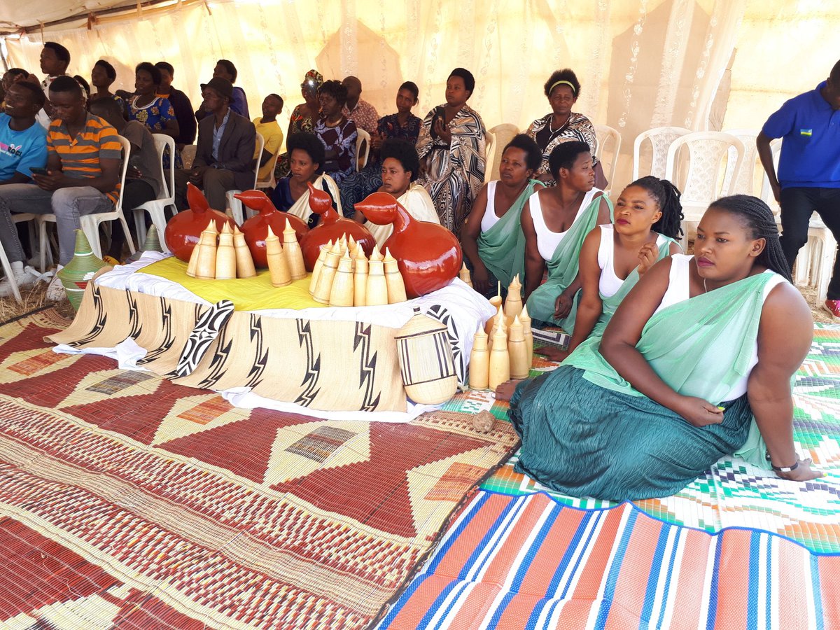 RwandaEast's tweet photo. Hirya no hino mu turere tugize iyi Ntara hizihirijwe umunsi w’Umuganura, ku nsanganyamatsiko igira iti: "Umuganura, isôoko y'ubumwe n'ishingiro ryo kudaheranwa". 

Uyu umunsi waranzwe no gusangira, kuremerana no kwishimira ibyo bejeje, hanafatwa ingamba zo kongera umusaruro. https://t.co/mCIiFjLAMJ