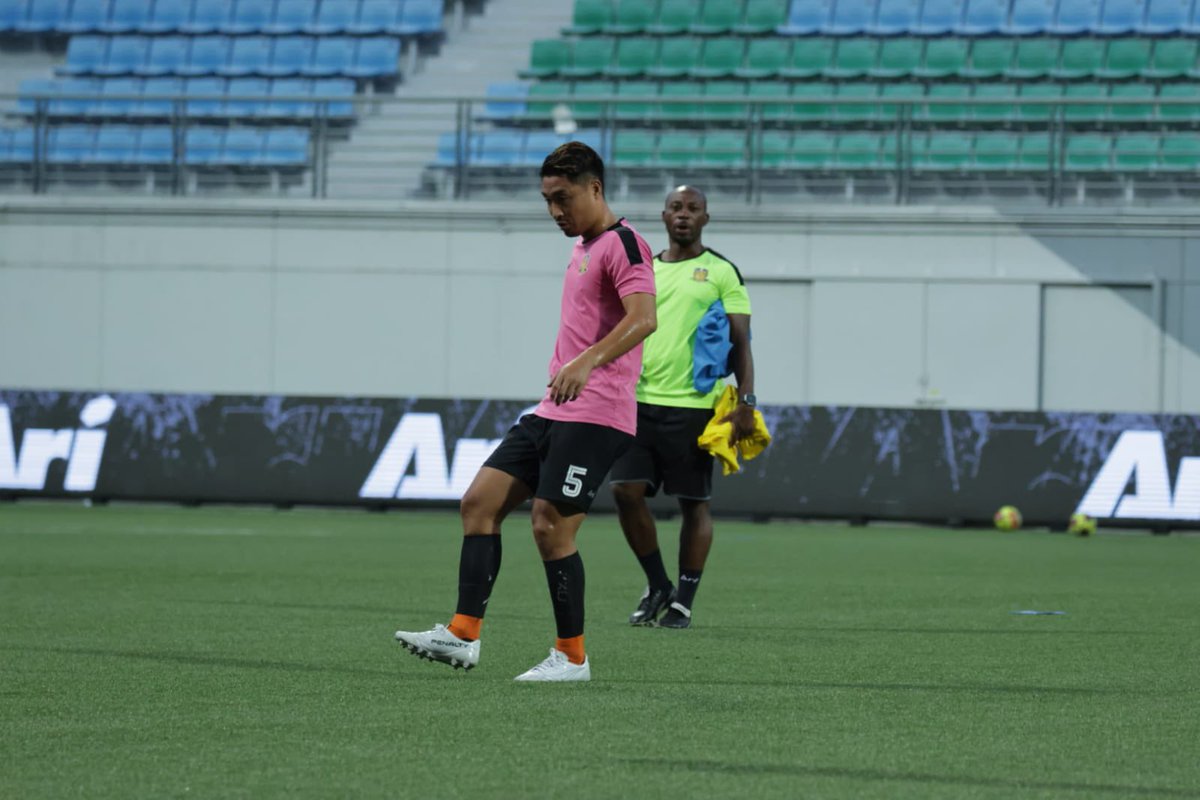 HougangUnited's tweet photo. Warming 🆙⁣
⁣
#HGFC #1H1H #SPL #HOUDPM #CafeFootballSG #CareSingapore #Myprotein #MyproteinSingapore #thephysiocircle #speedfitsg #starbalmsg ⁣ https://t.co/56CRcVRGl9