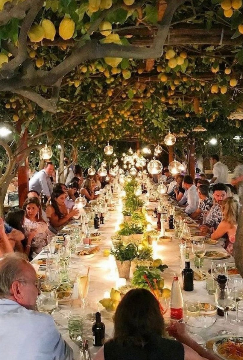 AnneduBerry's tweet photo. Alors "todos, todos, todos" n'est PAS chacun dans sa chambre mais Tous autour de la table dans la salle à manger !
(me semble-t-il)
#maisoncommune
#JMJ2023 https://t.co/S1YyfNIcM9