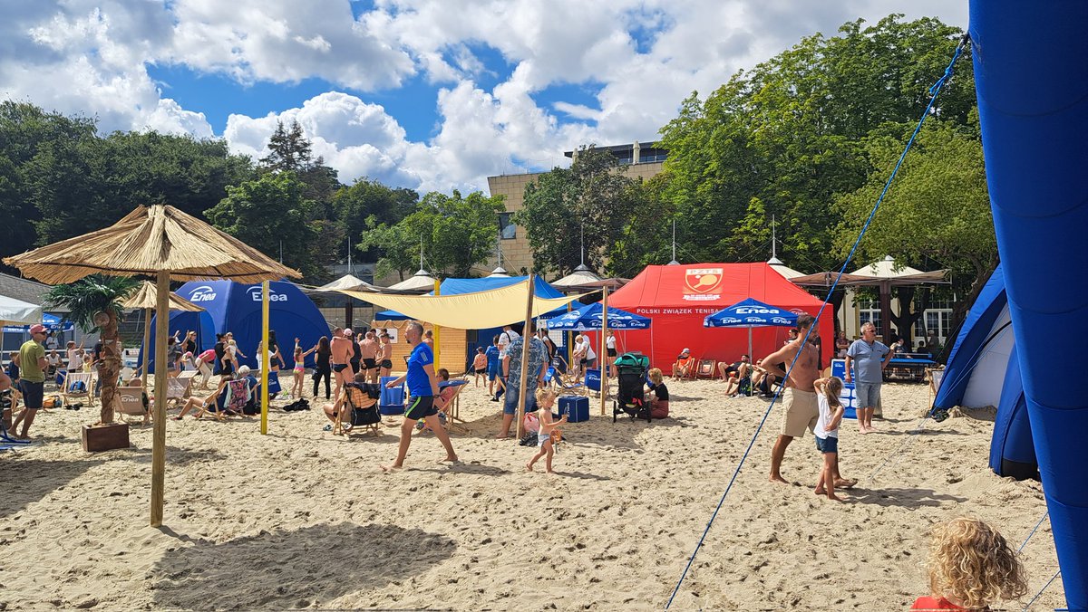 MatPilarczyk's tweet photo. Ten weekend w @MiastoGdynia należy do #Enea #IRONMAN Rywalizacja triathlonistów rozpocznie się w sobotę, a już dziś z pełną mocą ruszyła Strefa Enei na gdyńskiej plaży. Zapraszamy do wspólnej zabawy i kibicowania! #DodajemyEnergii #triathlon https://t.co/062s6e6v1p