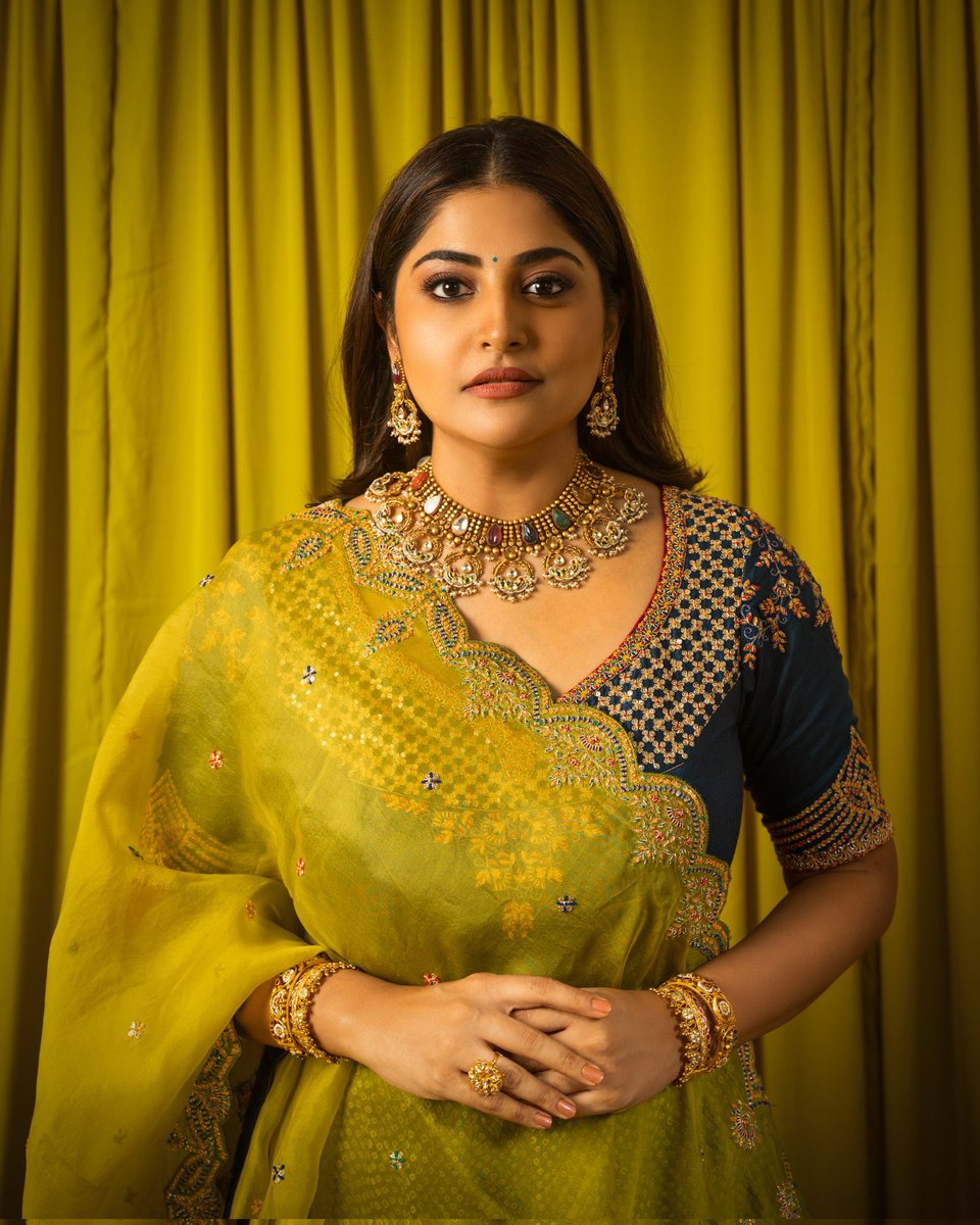 Making your weekend more beautiful with this beauty @mohan_manjima looking absolute gorgeous. 

#ManjimaMohan #jsolutions