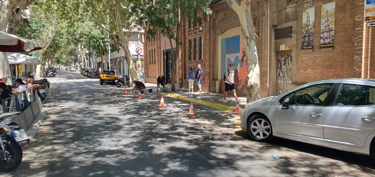 Els voltors del #tramatori apropiant-se tot l’espai de càrrega i descàrrega que ara fan servir negocis i veïnat. Amb el beneplàcit de ⁦<a href="/BCN_SantsMont/">Districte de Sants-Montjuïc</a>⁩ ⁦<a href="/GUBBarcelona/">Guàrdia Urbana Barcelona</a>⁩?? Per un negoci que no aporta res de bo al Barri.

#foraespeculadors #laplaçaesnostra #stoptanatori