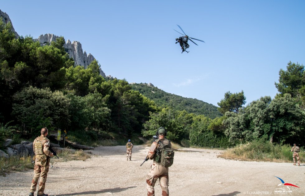 Armee_de_lair's tweet photo. Du 17 au 20/07, le CPA 20 a participé à l’exercice « CASEX ». Cet #exercice, mené avec les équipages de l’EC 3/30 « Lorraine » de la BA 118 et du 5e RHC de Pau, a permis l’entraînement au Close Air Support (soutien aérien rapproché – CAS) des groupes spécialisés du CPA 20. https://t.co/W09IUvMAcl