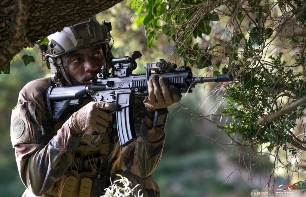 Armee_de_lair's tweet photo. Du 17 au 20/07, le CPA 20 a participé à l’exercice « CASEX ». Cet #exercice, mené avec les équipages de l’EC 3/30 « Lorraine » de la BA 118 et du 5e RHC de Pau, a permis l’entraînement au Close Air Support (soutien aérien rapproché – CAS) des groupes spécialisés du CPA 20. https://t.co/W09IUvMAcl