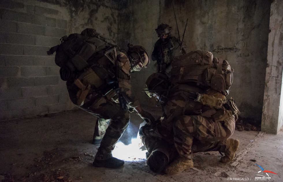 Armee_de_lair's tweet photo. Du 17 au 20/07, le CPA 20 a participé à l’exercice « CASEX ». Cet #exercice, mené avec les équipages de l’EC 3/30 « Lorraine » de la BA 118 et du 5e RHC de Pau, a permis l’entraînement au Close Air Support (soutien aérien rapproché – CAS) des groupes spécialisés du CPA 20. https://t.co/W09IUvMAcl