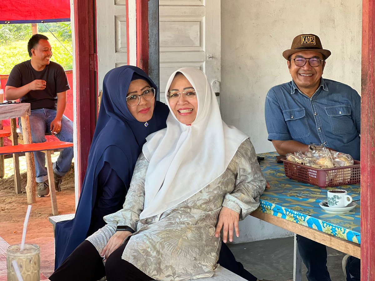 Intsiawati's tweet photo. Jeda jadwal reses, ngopi bareng Kades-kades, sebelum lanjut jadwal berikut..
Salam sehat..🙏🙏

#IntsiawatiAyus #dpdri https://t.co/5Gya9tXpro