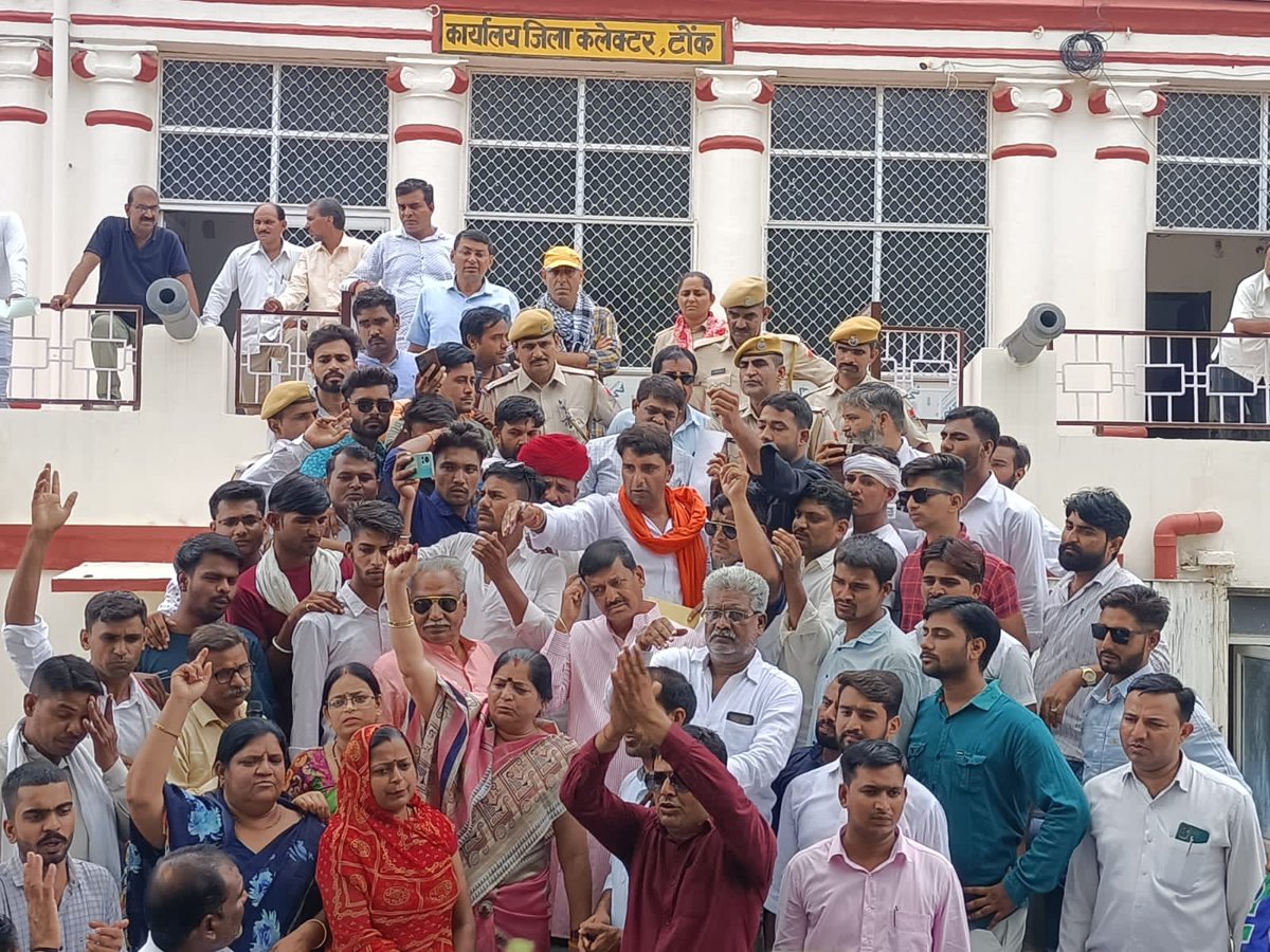 Soni1Nihal's tweet photo. भारतीय जनता पार्टी टोंक युवा मोर्चा अध्यक्ष नरेन्द्र जयसिंहपुरा के नेतृत्व में सभी हिंदू भाईयो ने भीलवाड़ा की बेटी के हत्यारो को फांसी की सजा सुनाने की मांग को लेकर टोंक में ज्ञापन दिया
@AnkitChechiBJP
@cpjoshiBJP
#तोला_गुर्जर_मांगे_इंसाफ 
#तोला_गुर्जर_को_न्याय_दो https://t.co/4GXqXk7FKn