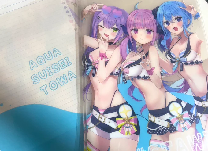 グッズ紹介・クリアファイルは背景がクリアになってて夏らしい感じです。(裏面は3人のお名前!)・チェキ風カードは厚紙じゃなくて、生写真みたいな素材です!(イラストもより写真にしたらいい感じかなっていうものをセレクトしました) 