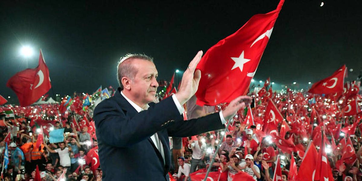 soksygims's tweet photo. Vous vous souvenez de la Turquie en 2016?Lors du coup d'état Erdogan n'a pas fait appel aux USA ni à l'OTAN mais plutôt à son peuple qui l’a élu démocratiquement, ce dernier est sorti massivement pour annihiler le  coup des militaires plus armés que ceux du Niger. De @Balladiallo https://t.co/1WfbBj8lvN