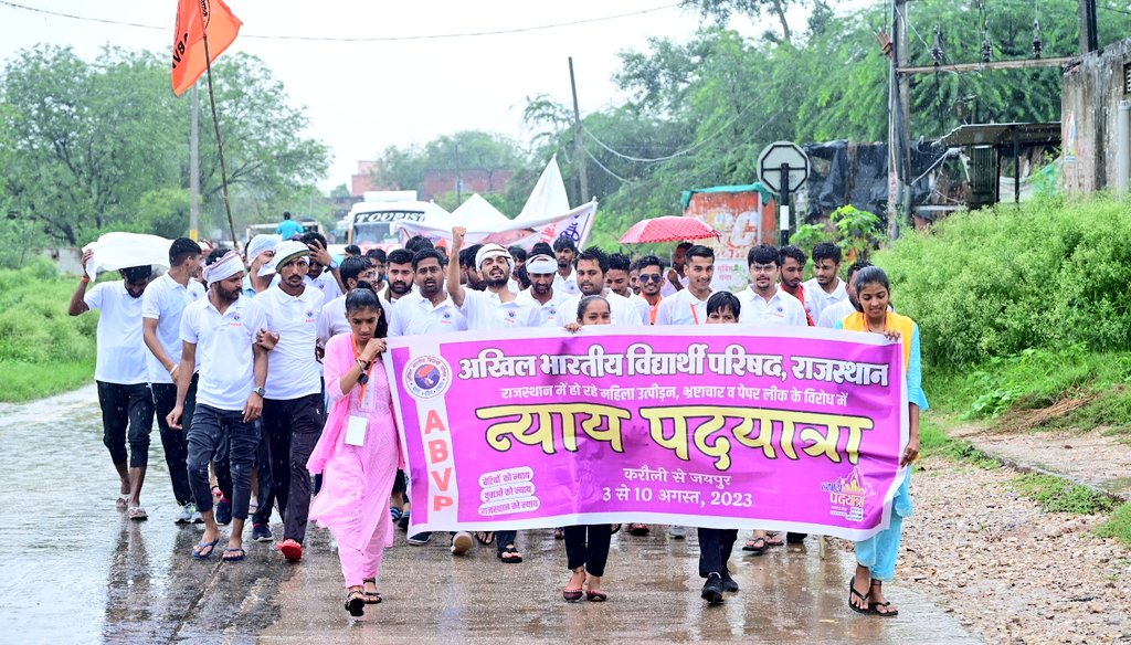 ABVPRaj's tweet photo. राजस्थान के युवाओं और महिलाओं को न्याय दिलाने के दृढ़विश्वास और मजबूत हौसले के साथ #न्याय_पदयात्रा के दुसरे दिन कुडगांव से प्रारंभ होकर सलेमपुर, गंगाजी की कोठी,सालोदा मोड़ से होते हुए पदयात्रा गंगापुर सिटी पहुंची, यात्रा में चल रहे सभी कार्यकर्ताओं को ये बारिश हिला नहीं सकी।(1/2) https://t.co/fuFZuoEIms