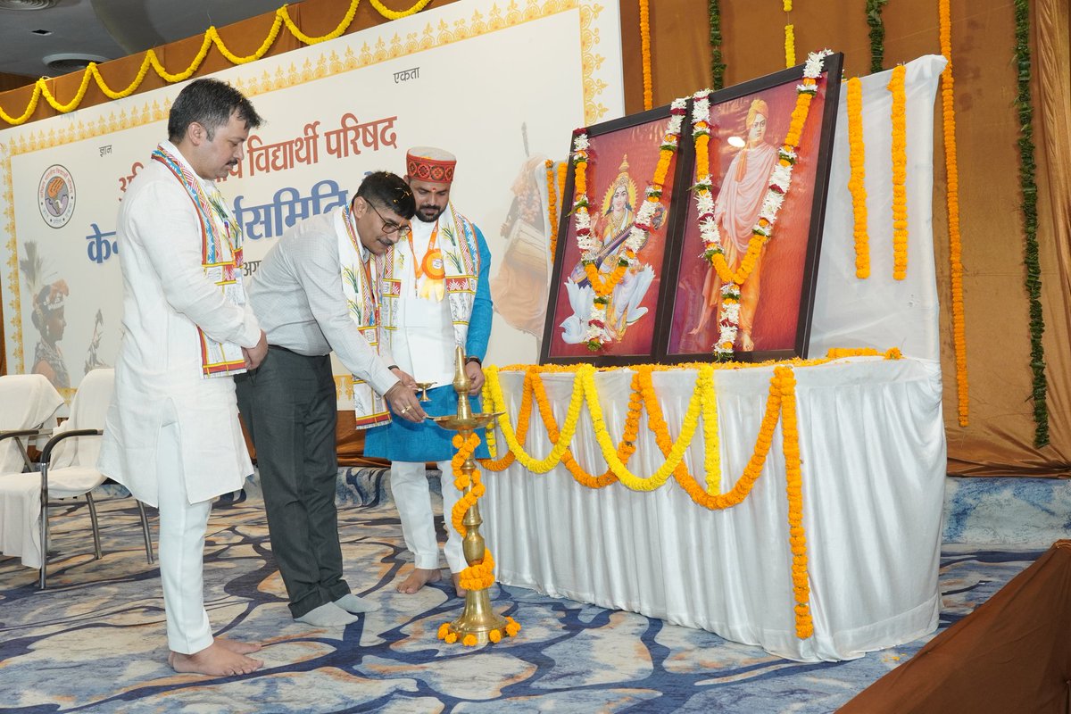 iSaurabhRaju's tweet photo. छत्तीसगढ़ के दुर्ग में आयोजित हो रही @ABVPVoice की दो दिवसीय 'केंद्रीय कार्यसमिति बैठक' का शुभारंभ राष्ट्रीय अध्यक्ष प्रो. @DrRajSharan, राष्ट्रीय महामंत्री श्री @yagywalkya एवं राष्ट्रीय संगठन मंत्री श्री @AshishSainram द्वारा दीप प्रज्ज्वलित कर किया गया।
#CWCABVPDurg https://t.co/NplfGg4eY9