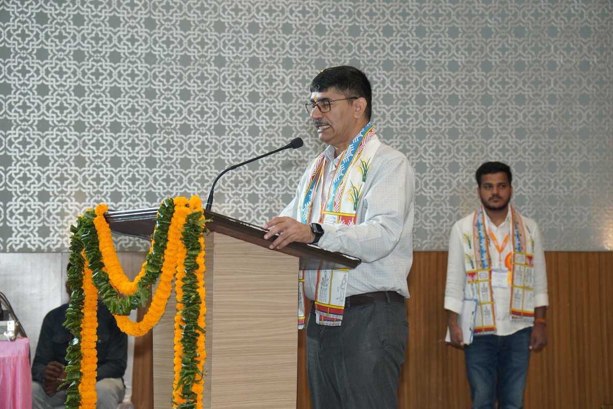 iSaurabhRaju's tweet photo. छत्तीसगढ़ के दुर्ग में आयोजित हो रही @ABVPVoice की दो दिवसीय 'केंद्रीय कार्यसमिति बैठक' का शुभारंभ राष्ट्रीय अध्यक्ष प्रो. @DrRajSharan, राष्ट्रीय महामंत्री श्री @yagywalkya एवं राष्ट्रीय संगठन मंत्री श्री @AshishSainram द्वारा दीप प्रज्ज्वलित कर किया गया।
#CWCABVPDurg https://t.co/NplfGg4eY9