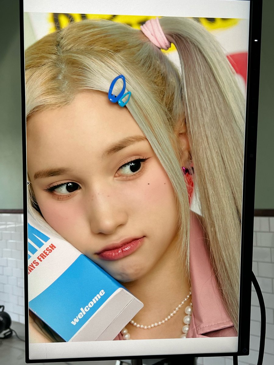 official_kep1er's tweet photo. Welcome to 2nd kep1ian 💖🍭🥛

#휴닝바히에 #HUENING_BAHIYYIH
#Kep1er #케플러 https://t.co/pM3EXMaBhT