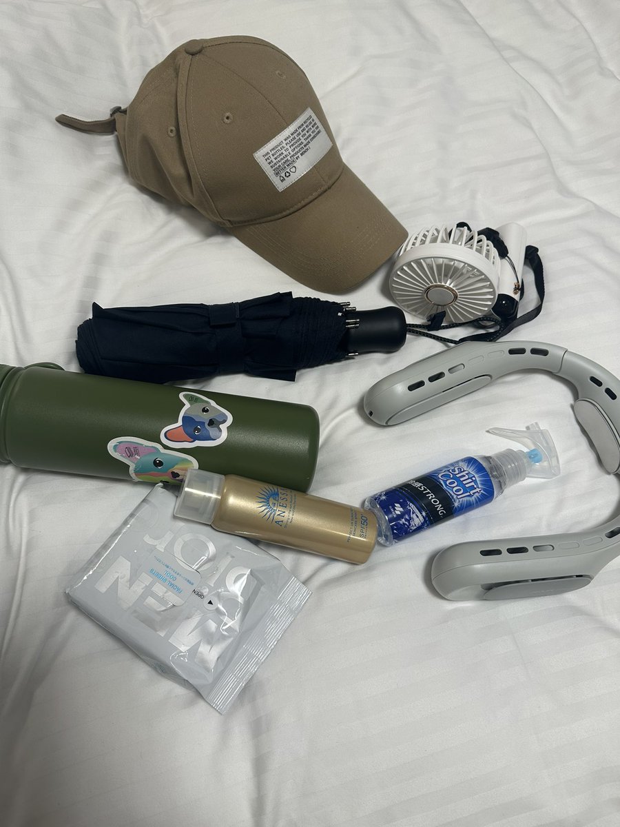 JMLuisM's tweet photo. The heat was this 🤏 close to being unbearable. And that’s coming from a tropical island boy like me. Thank you Japan for cooling wipes and sprays! The survival kit: https://t.co/71Fpa1BJRS