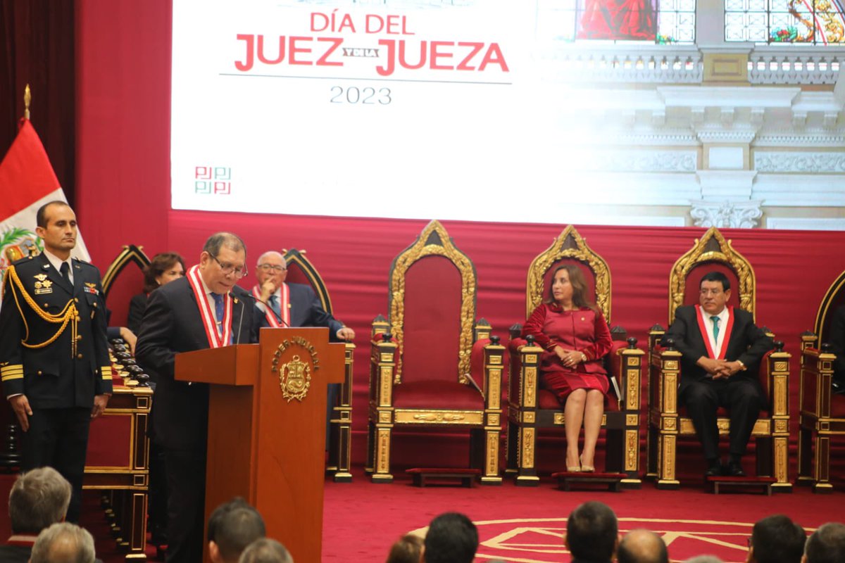 Poder_Judicial_'s tweet photo. 🎙️“Se ha destituido a 27 jueces de paz, a 35 auxiliares jurisdiccionales, se ha solicitado a la Junta Nacional de Justicia la destitución de 40 jueces especializados y jueces superiores”, indicó el Presidente del Poder Judicial. #DíaDelJuezYLaJueza https://t.co/VyvSFSj9mK