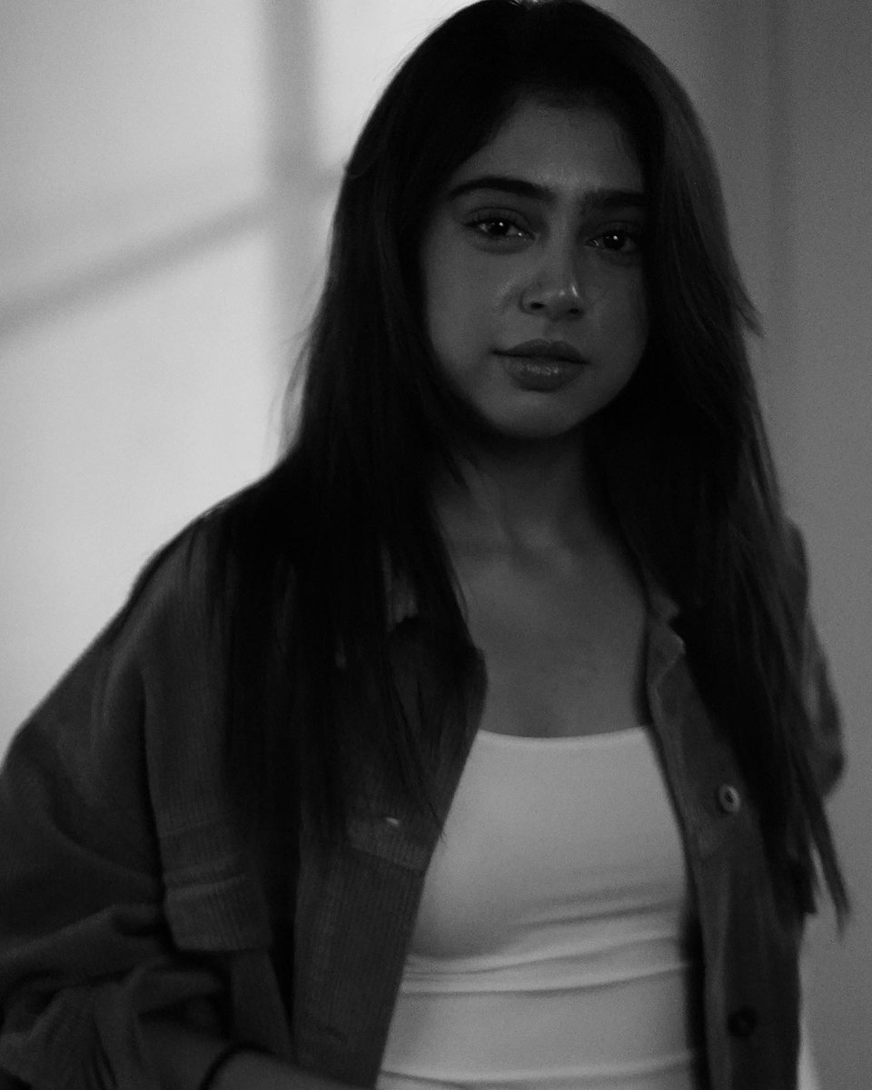 talkingbling's tweet photo. Aye #NitiTaylor you have all our hearts swooned with such a pretty glimpses and we are obvio loving it 🥰
.
.
Ain't you?
.
.
#NitiTaylor #diva #television #actress #new #pic #post #prettylooks #blackandwhitepics #actresspic #nititaylorpic #bollywood #TalkingBling https://t.co/v7BGhpnIk4