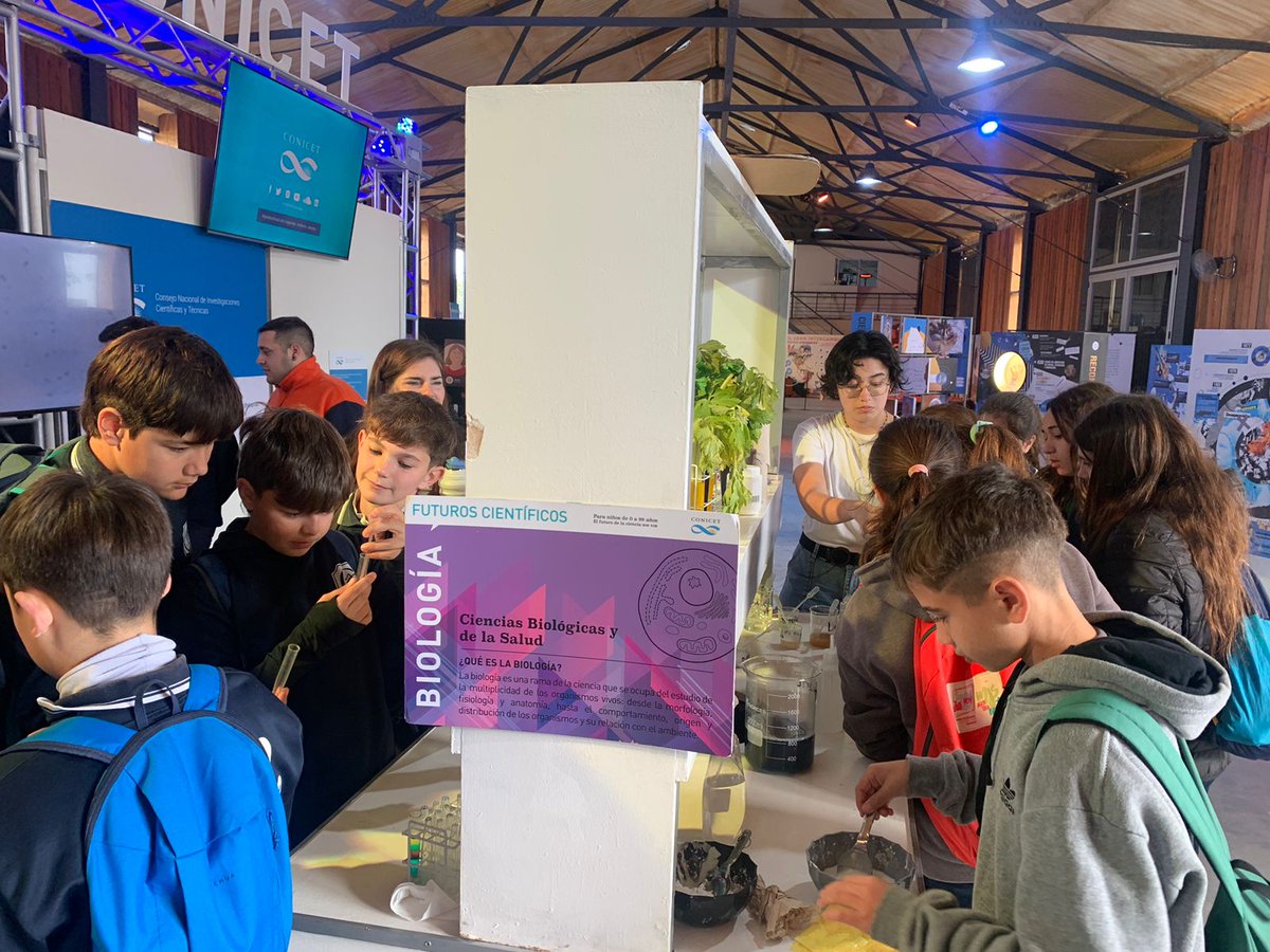 CienciaSantaFe's tweet photo. #ExploraCiencia | ¡Comenzó la feria en #Funes! 🔍🔬

📸 Te compartimos algunas imágenes de este espacio, dedicado a que niñas, niños, adolescentes y jóvenes puedan conocer cómo trabajan los científicas y científicos del CONICET.

📌 ¡Hasta el domingo podés sumarte y participar! https://t.co/qctmC6g0qN