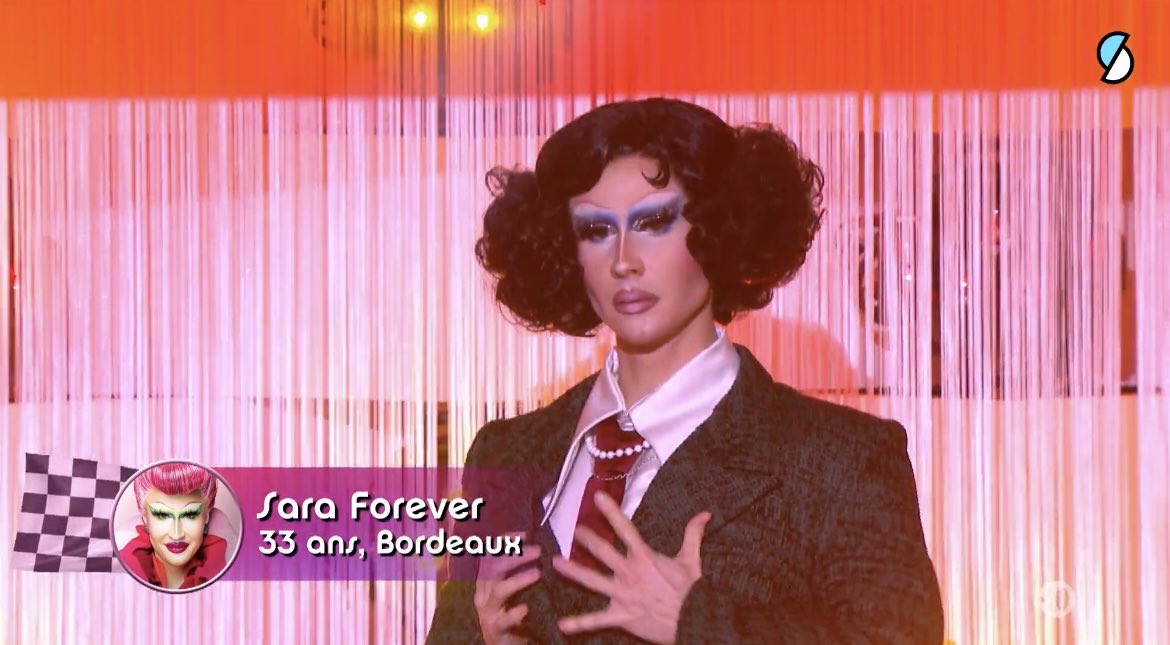 ClorddeWinter's tweet photo. {SPOILER ALERT #DragRaceFrance}
ARRÊTEZ TOUT ! JE VAIS MOURIR D’AMOUR !!!!
#sarahforever rend hommage à COLETTE 🫶🏻🫶🏻🫶🏻🫶🏻 
Nan, mais c’est pour me tuer ! ÉVIDEMMENT QUE J’ADOOOOOOOOOOORE ! Et que j’ai reconnu tout de suite, avant même qu’elle le dise ! #colette https://t.co/KDJ2lXeNeN
