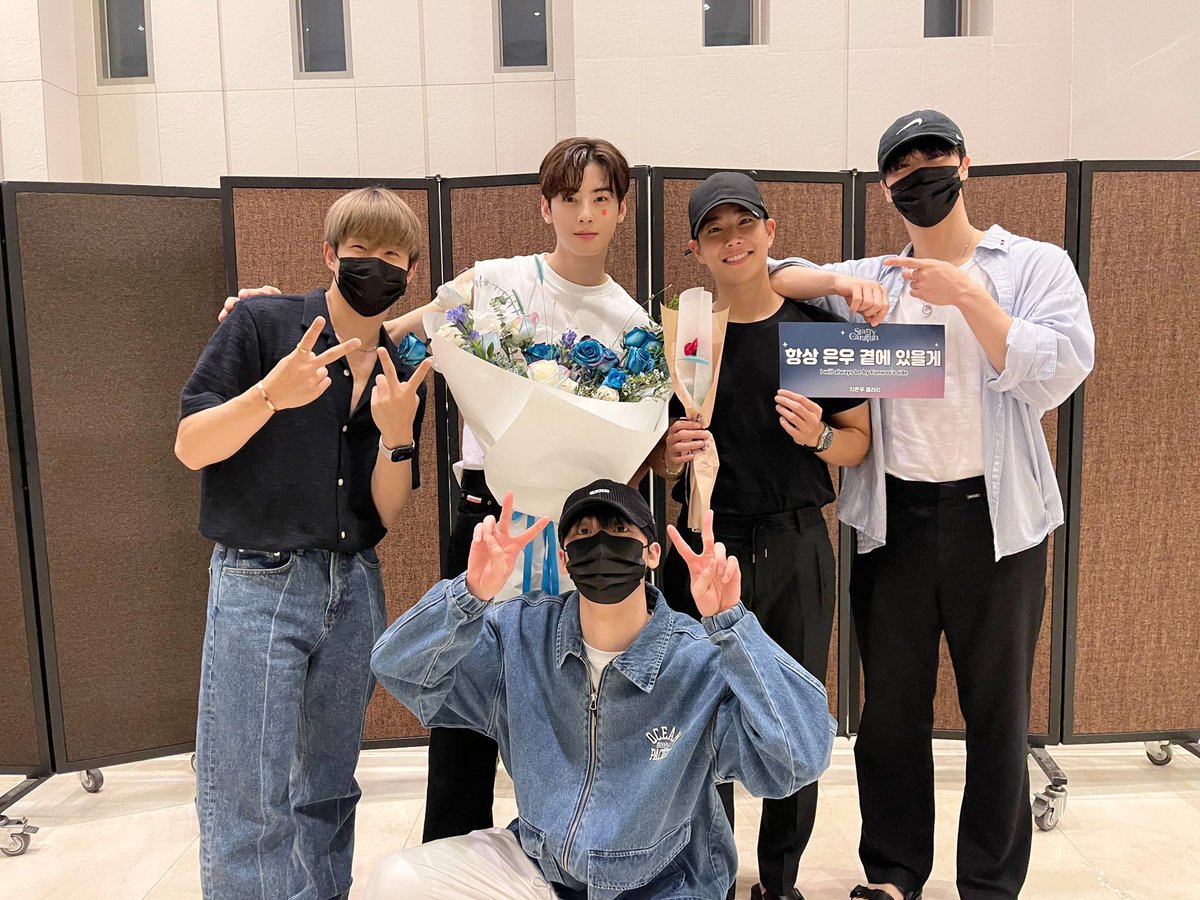 mzylvs_2's tweet photo. MJ, who never forgets to spend his time with the members and who would usually call them to tell them that "I'm leaving at that time; free up some time" (according to Binsan) whenever he takes his vacation leave from the camp!

*He always makes sure that he has the time to meet with the members, no matter how busy or short his time is! He's the BESTEST hyung ever! ASTRO is so lucky to have him as their hyung! And ofc, we AROHA's are so lucky to have him too!💜
#MJ #엠제이 #아스트로 #ASTRO