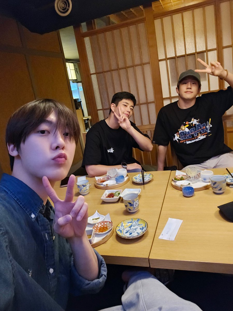 mzylvs_2's tweet photo. MJ, who never forgets to spend his time with the members and who would usually call them to tell them that "I'm leaving at that time; free up some time" (according to Binsan) whenever he takes his vacation leave from the camp!

*He always makes sure that he has the time to meet with the members, no matter how busy or short his time is! He's the BESTEST hyung ever! ASTRO is so lucky to have him as their hyung! And ofc, we AROHA's are so lucky to have him too!💜
#MJ #엠제이 #아스트로 #ASTRO