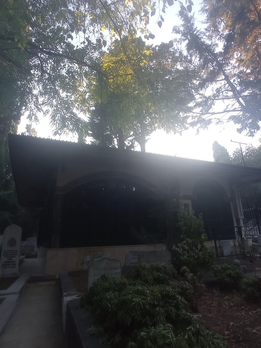 Seyyid Şeyh Şemseddin Yeşil Hazretleri
(Silivrikapı Kabristanı - Zeytinburnu)