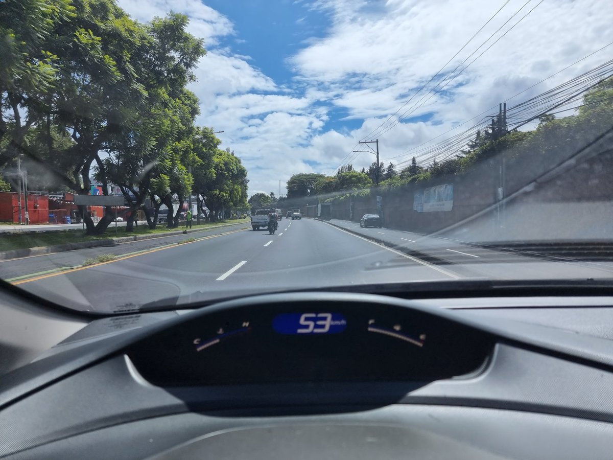 luis_armas's tweet photo. La Aguilar Batres un viernes cuando no circula transporte pesado 🎉 https://t.co/nKnbWcAf6f