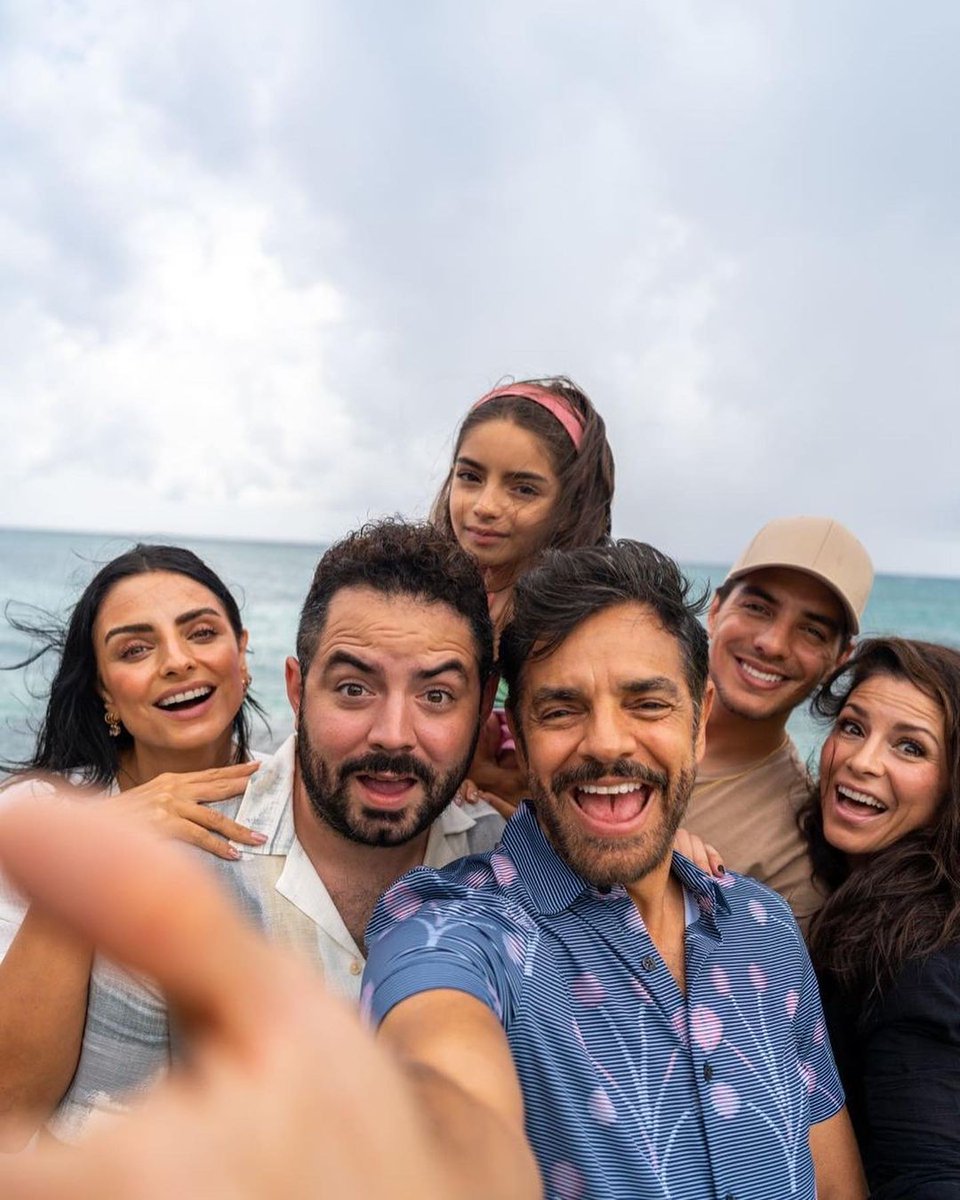 ElGordoyLaFlaca's tweet image. ¡Una gran selfie de la familia #Derbez! ¿Cuál es tu preferido? 🤩

📸 ederbez