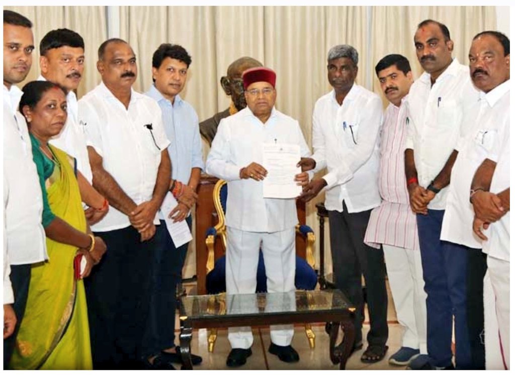 YashpalBJP's tweet photo. ಉಡುಪಿಯ ನೇತ್ರಜ್ಯೋತಿ ಅರೆ ವೈದ್ಯಕೀಯ ಕಾಲೇಜಿನಲ್ಲಿ ವಿದ್ಯಾರ್ಥಿನಿಯರ ಶೌಚಾಲಯದಲ್ಲಿ ಮೊಬೈಲ್ ಫೋನ್ ಮೂಲಕ ವಿಡಿಯೋ ಚಿತ್ರೀಕರಣ ಮಾಡಿದ ಘಟನೆಯ ಕುರಿತು ಎಸ್ಐಟಿ ತನಿಖೆ ನಡೆಸಲು ರಾಜ್ಯ ಸರ್ಕಾರಕ್ಕೆ ಆದೇಶ ನೀಡುವಂತೆ ಇಂದು ಸನ್ಮಾನ್ಯ ರಾಜ್ಯಪಾಲರಾದ ಶ್ರೀ ಥಾವರ್ ಚಂದ್ ಗೆಹ್ಲೋಟ್ ರವರಿಗೆ ಮನವಿಯನ್ನು ಸಲ್ಲಿಸಲಾಯಿತು. ಸರಕಾರವು ಡಿಎಸ್ಪಿ ಮಟ್ಟದ ಅಧಿಕಾರಿಂದ ತನಿಖೆ ನಡೆಸುತ್ತಿದೆ. ಸರ್ಕಾರದ ಒತ್ತಡ ಇದ್ದರೆ ಡಿಎಸ್ಪಿ ಮಟ್ಟದ ಅಧಿಕಾರಿಯಿಂದ ಸಮರ್ಪಕ ತನಿಖೆ ಅಸಾಧ್ಯ. ಆದ್ದರಿಂದ ಎಸ್ಐಟಿ ತನಿಖೆಗೆ ಆಗ್ರಹಿಸಿದ್ದೇವೆ. ಗೃಹ ಸಚಿವರು ಇದೊಂದು ತಮಾಷೆಯ ವಿಷಯ, ಇದೊಂದು ಮಕ್ಕಳಾಟಿಕೆ ಎಂಬಂತೆ ಮಾತನಾಡಿದ್ದಾರೆ. ಮುಖ್ಯಮಂತ್ರಿಗಳು ಇದನ್ನು ಗಂಭೀರವಾಗಿ ಪರಿಗಣಿಸಿಲ್ಲ. ಉಡುಪಿಯ ಗಂಭೀರ ಘಟನೆಯ ಕುರಿತು ಸರಕಾರವು ಗಂಭೀರವಾಗಿ ಪರಿಗಣಿಸಿಲ್ಲ. ಸರಕಾರವು ಮೀನಮೇಷ ಎಣಿಸುತ್ತಿದೆ. ಮಾಜಿ ಸಚಿವರಾದ ಶ್ರೀ ಕೋಟ ಶ್ರೀನಿವಾಸ್ ಪೂಜಾರಿ @KotasBJP, ಶಾಸಕರಾದ ಗುರುರಾಜ್ ಗಂಟಿಹೊಳೆ @gantihole, ಕಿರಣ್ ಕೊಡ್ಗಿ @KiranKodgiBjp, ಗುರ್ಮೆ ಸುರೇಶ್ ಶೆಟ್ಟಿ @GurmeSuresh, ಡಾ. ಭರತ್ ಶೆಟ್ಟಿ @bharathshetty_y, ವೇದವ್ಯಾಸ ಕಾಮತ್ @vedavyasbjp, ಭಾಗೀರಥಿ ಮುರುಳ್ಯ @BJPBhagirathi, ರಾಜೇಶ್ ನಾಯಕ್ @URajeshNaik ಅವರು ನನ್ನೊಂದಿಗೆ ನಿಯೋಗದಲ್ಲಿ ಇದ್ದರು.
@TCGEHLOT @TcGehlotOffice
#SaveOurDaughters #UdupiHorror #UdupiWashroomRow #UdupiFiles #UdupiScandal #Udupi #ಉಡುಪಿ #YashpalSuvarna #Yashpal4Udupi