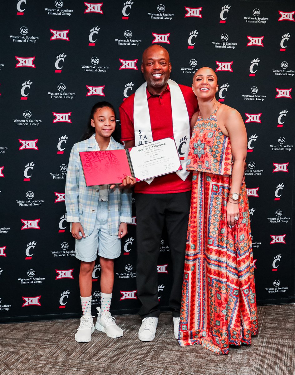 GoBEARCATS's tweet image. It's never too late to get your degree! 🎓

Congratulations to a pair of #Bearcats legends and the newest @uofcincy alumni: @vanexel31 and @iamSauceGardner! ❤️🖤