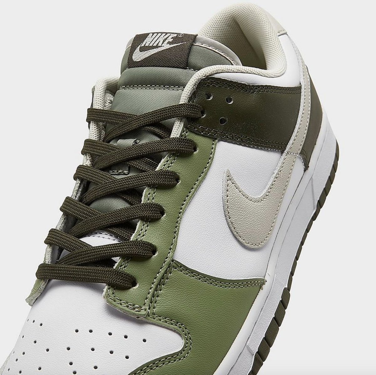 SNKR_TWITR tweet media