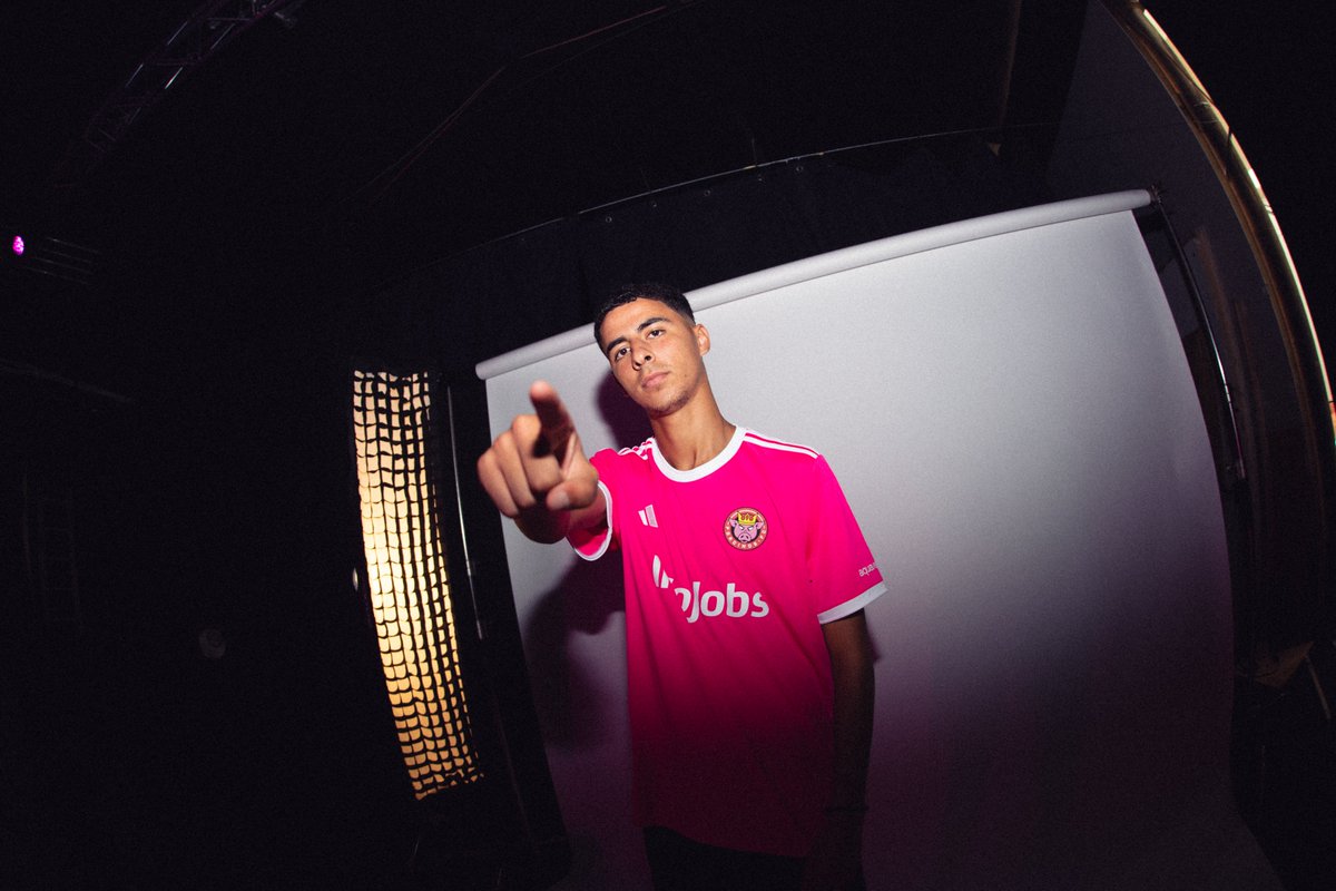 PorcinosFC's tweet image. Bienvenido a tu nueva casa, el rosa te queda muy bien @Nadiir_lm 🐽

#BienvenidoNadir 🩷