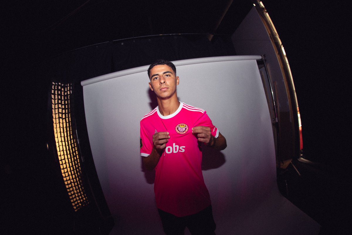 PorcinosFC's tweet image. Bienvenido a tu nueva casa, el rosa te queda muy bien @Nadiir_lm 🐽

#BienvenidoNadir 🩷