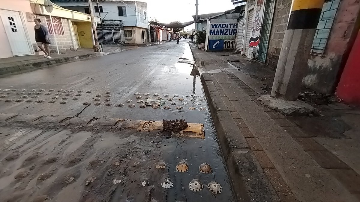 BNova53's tweet photo. Barrio Policarpa y Pastrana Borrero rebosado de aguas negras, que se hace en estos casos señores de @Superservicios @monterialcaldia o ya aquí toca aprender a vivir entre heces fecales y olores nauseabundos.

Pido acompañamiento a @DefensoriaCol ya que nadie presta atención 

Imagen 1-2 Barrio Policarpa
Imagen 3-4 Barrio Pastrana Borrero