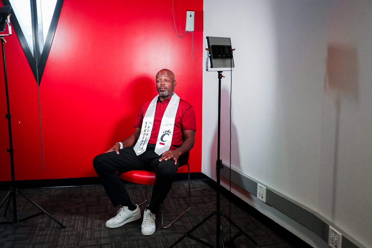 GoBEARCATS's tweet image. It's never too late to get your degree! 🎓

Congratulations to a pair of #Bearcats legends and the newest @uofcincy alumni: @vanexel31 and @iamSauceGardner! ❤️🖤