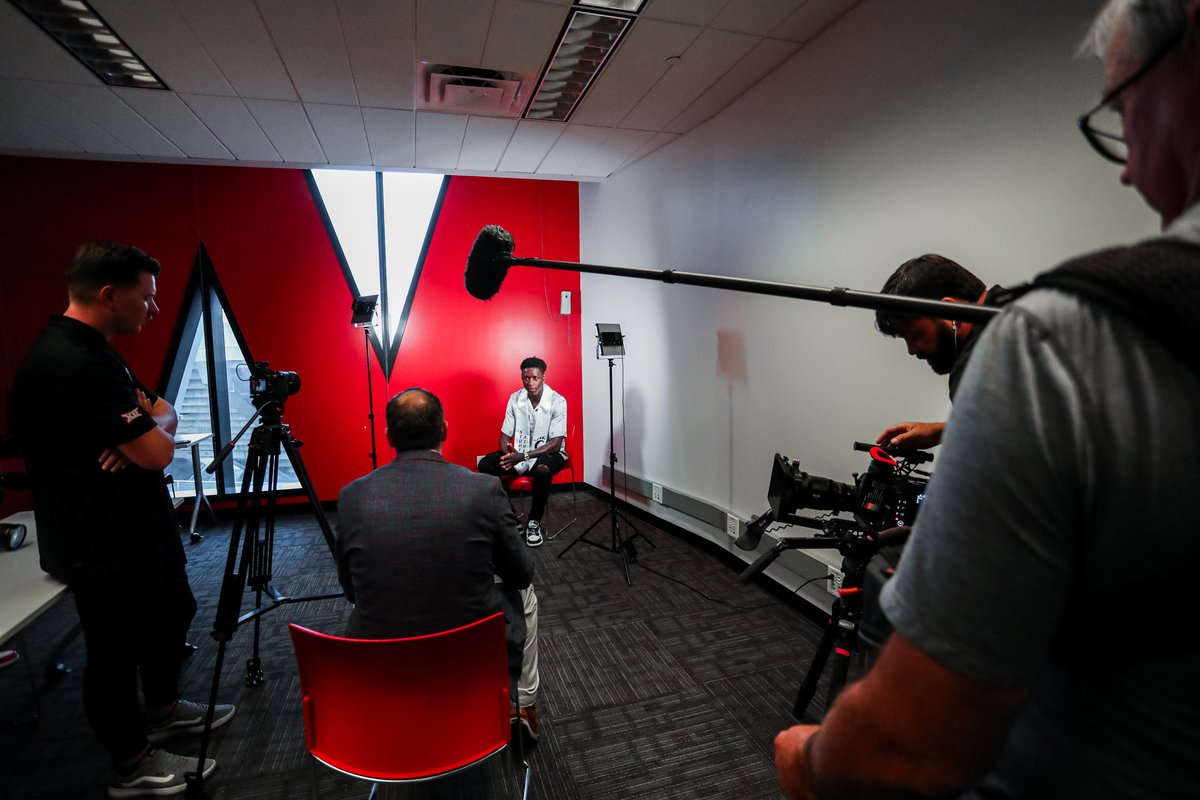 GoBEARCATS's tweet image. It's never too late to get your degree! 🎓

Congratulations to a pair of #Bearcats legends and the newest @uofcincy alumni: @vanexel31 and @iamSauceGardner! ❤️🖤
