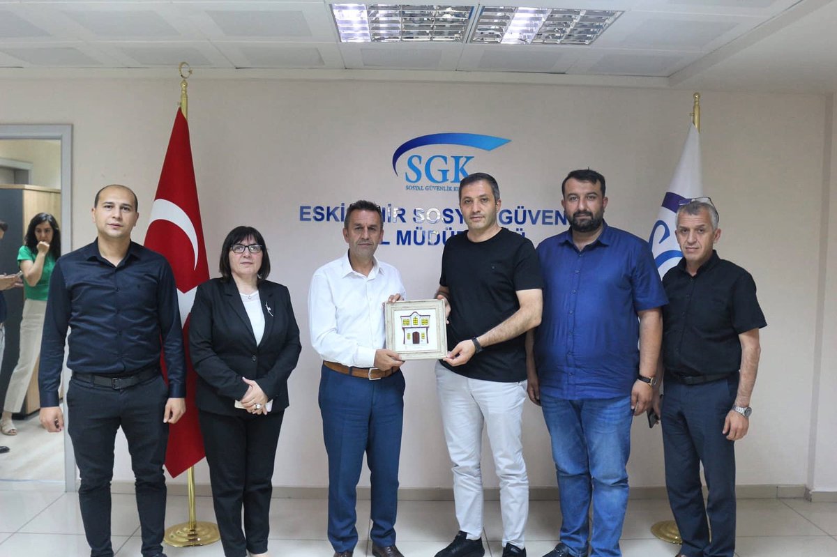 İlçe Başkanımız Ümit Sezer ile birlikte SGK Eskişehir İl Müdürü Sn.İbrahim Kısa'yı makamında ziyaret ettik.
Misafirperverliği ve nezaketi için kurum müdürümüze teşekkür ederiz.