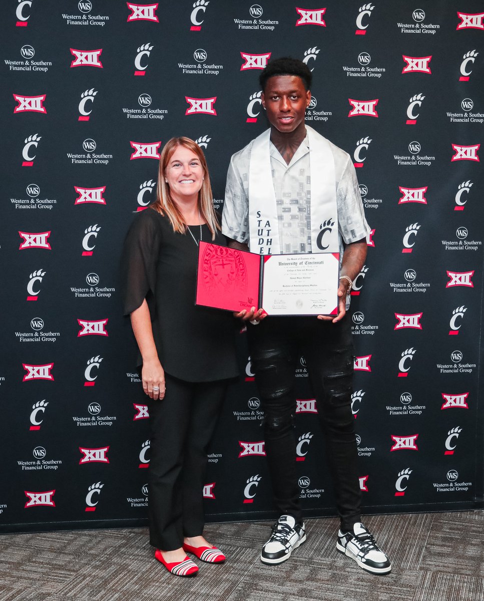 GoBEARCATS's tweet image. It's never too late to get your degree! 🎓

Congratulations to a pair of #Bearcats legends and the newest @uofcincy alumni: @vanexel31 and @iamSauceGardner! ❤️🖤