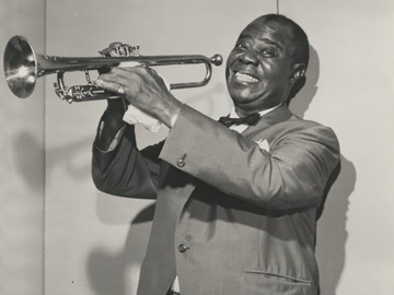 Happy Birthday to Louis Armstrong 🎺 

His timeless music and infectious personality continue to inspire generations. The story of his life is coming to the stage in the new musical <a href="/AWonderfulWBway/">A Wonderful World Broadway</a> 💙 

📷: <a href="/SchomburgCenter/">SchomburgCenter</a>
