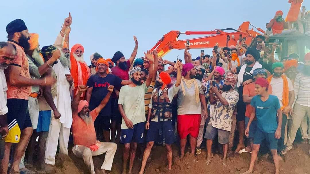 Anju Agnihotri (@anjuagnihotri1) on Twitter photo Punjab Flood: after 18 days’ day and night hard work One of the largest 925 feet-wide breaches in Dhussi bandh on Sutlej river was plugged in Jalandhar. The volunteers are in a jubilant mood. <a href="/iepunjab/">Express Punjab</a> Punjab Flood: after 18 days’ day and night hard work One of the largest 925 feet-wide breaches in Dhussi bandh on Sutlej river was plugged in Jalandhar. The volunteers are in a jubilant mood. <a href="/iepunjab/">Express Punjab</a>