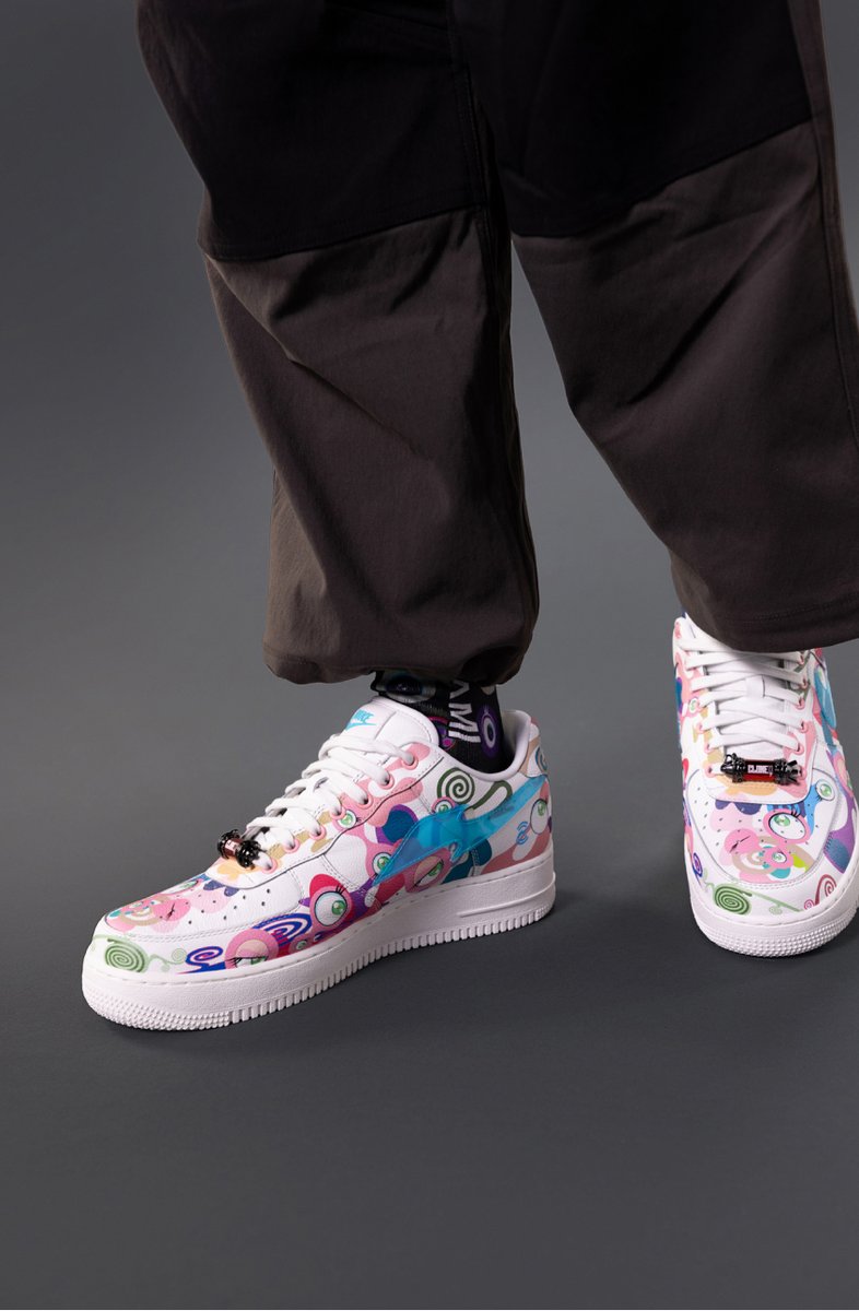 skullfolks's tweet photo. Today my hairdresser (NO-COINER and NO-BLOCKCHAIN) started telling me about the Murakami Drip AF1, rightfully SCREAMING for the astonishing beauty of that drip, and then mentioning .swoosh, LeBron James, and so on.

I quietly listened to him ..
🧵👇1/4

@takashipom @RTFKT https://t.co/9pi30fQzpJ