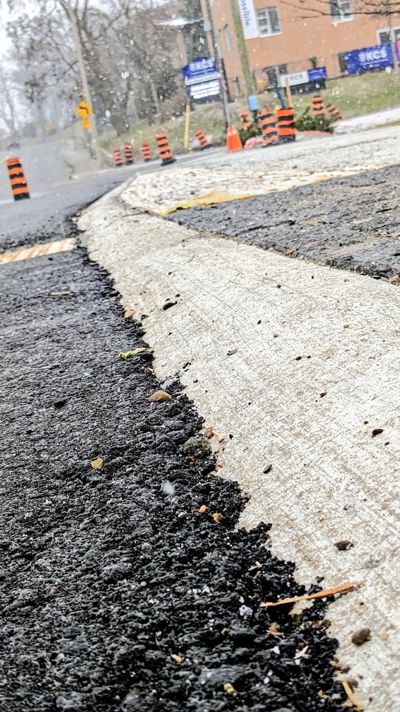 inHrEye's tweet photo. Aerial showing former road configuration and photos of the re-claimed green space formerly taken up by the Giant Turn Channel.
An image of the 3:1 curb used between the mid-level cycle track and the sidewalk.
We use these curbs instead of #TWSI on many #BikeTO projects. https://t.co/9hmP4kzT5A