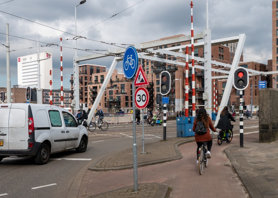 Stadmaken010's tweet image. Vanaf 2025 gaat de ZE-zone voor bestel- en vrachtauto’s in. 🚛 Voor sommige voertuigen gelden ontheffingen of vrijstellingen. Benieuwd of jouw busje de stad nog in komt? Bekijk hier alle ontheffingen en vrijstellingen: bit.ly/3OGMalP #ZEzone #Ontheffingen #Vrijstellingen