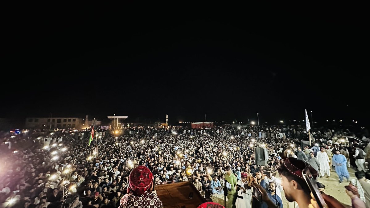 ManzoorPashteen's tweet photo. ضلع ضلع جاکر عوام کو بیدار کر کے ہر ایک گاوں میں منظم تنظیم بنانے کا سفر جاری ہے۔
آج ضلع پشین میں تربیتی اور تنظیمی پروگرامز کے بعد پی ٹی ایم کا جلسہ۔
ضلع پشین کے عوام اور پی ٹی ایم پشین تنظیم کو سلام۔
یقیناً ایک منظم اور باشعور عوامی تنظیم ہی انقلاب لا سکتی ہے۔ https://t.co/bFFU1z7Se2