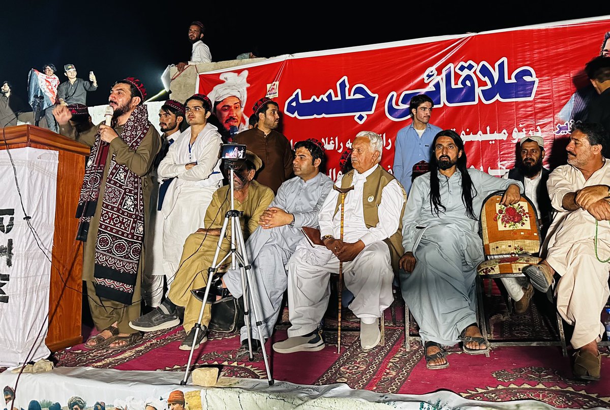 ManzoorPashteen's tweet photo. ضلع ضلع جاکر عوام کو بیدار کر کے ہر ایک گاوں میں منظم تنظیم بنانے کا سفر جاری ہے۔
آج ضلع پشین میں تربیتی اور تنظیمی پروگرامز کے بعد پی ٹی ایم کا جلسہ۔
ضلع پشین کے عوام اور پی ٹی ایم پشین تنظیم کو سلام۔
یقیناً ایک منظم اور باشعور عوامی تنظیم ہی انقلاب لا سکتی ہے۔ https://t.co/bFFU1z7Se2