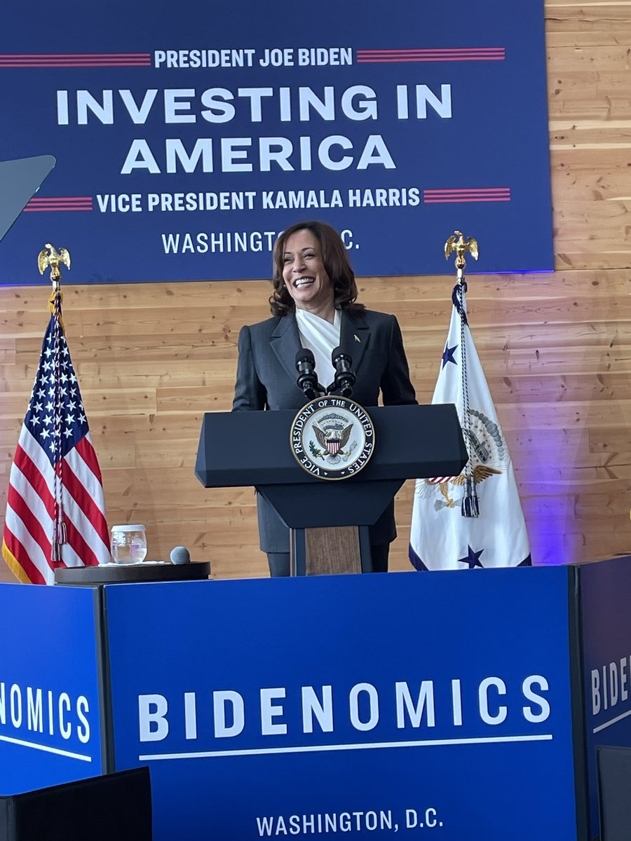 USMBDA's tweet photo. Vice President Kamala Harris announced the competition winners of MBDA's Capital Readiness Program. The $125M investment will fund 43 incubators and accelerators with the goal of making participants "finance ready" for debt and equity investments and other government programs. https://t.co/bcyCqMZzt2